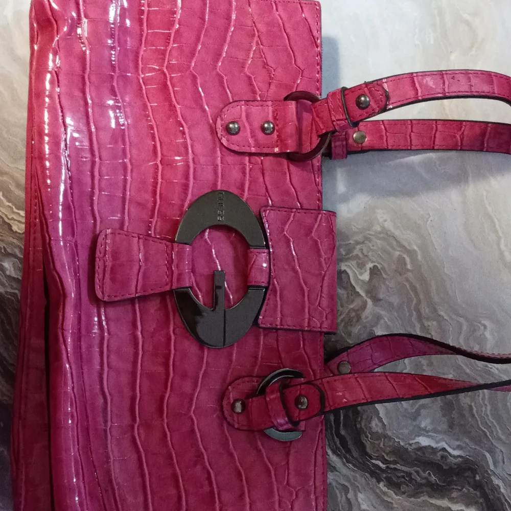 Guess pink faux patent leather purse - Picture 1 of 6